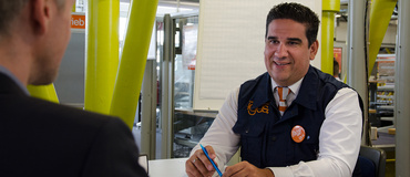 igus salesperson talking to customers